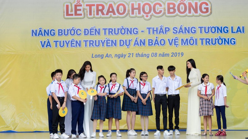 Hoa hậu H'Hen Niê và Á hậu Hoàng Thùy trao học bổng Thắp sáng tương lai