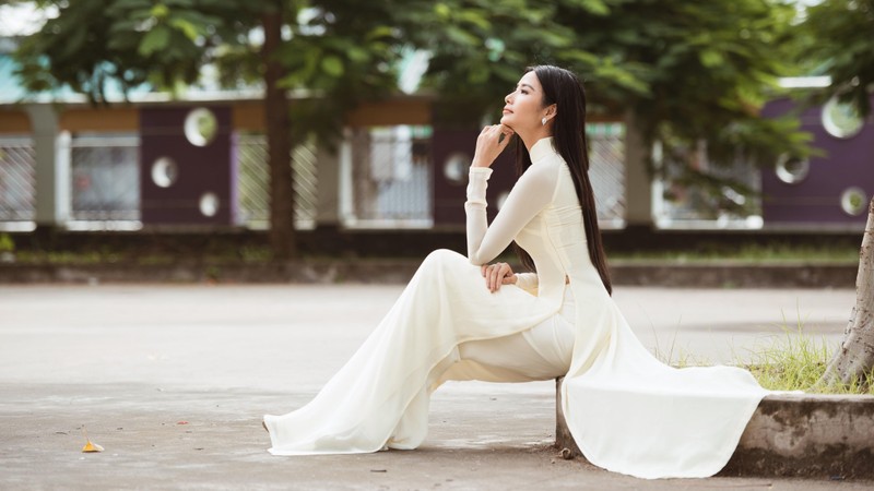 Hoa hậu H’Hen Niê và Á hậu Hoàng Thùy thướt tha áo trắng thả dáng sân trường 