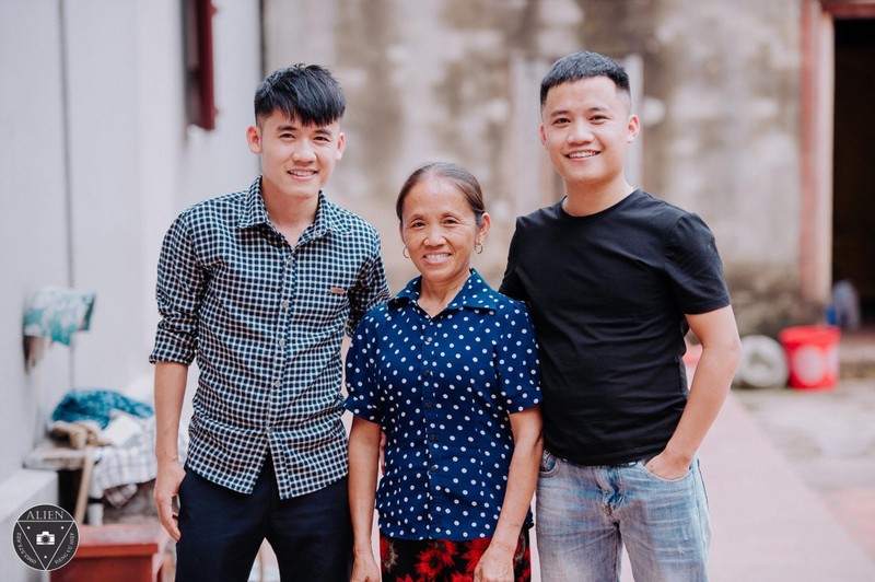 Bà Tân Vlog cùng hai con trai Nguyễn Văn Hưng và Nguyễn Văn Hậu