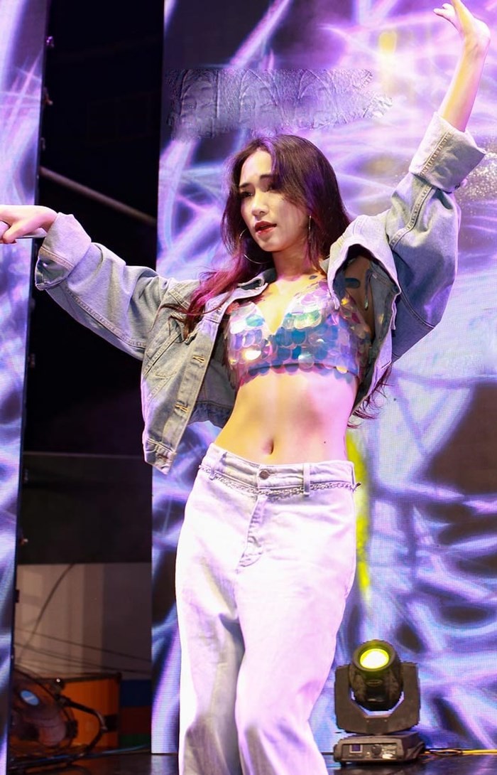 Hòa Minzy khoe vòng 2 siêu nhỏ trên sân khấu ca nhạc 