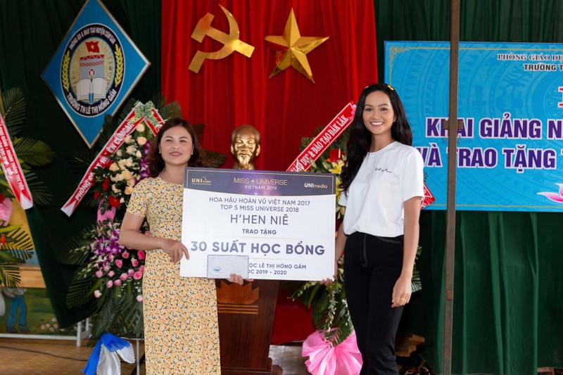 Hoa hậu H'Hen NIê mang đến món quà ý nghĩa trích từ tiền thưởng Top 5 Hoa Hậu Hoàn Vũ thế giới