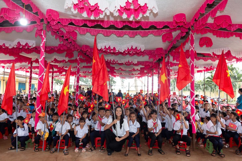 Khai giảng trường xưa cùng các em học sinh tiểu học