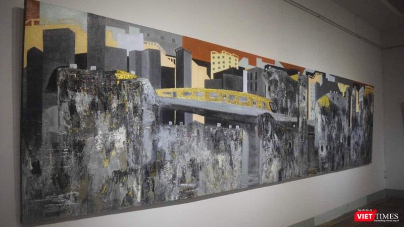 Bức "Phố xám 8" của họa sĩ Nguyễn Minh có khổ rất lớn: 150x600 (cm), sáng tác năm 2019, với sự chuyển biến rõ rệt về đề tài