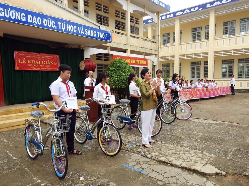 Những chiếc xe đạp mới được trao tặng đến các học sinh nghèo