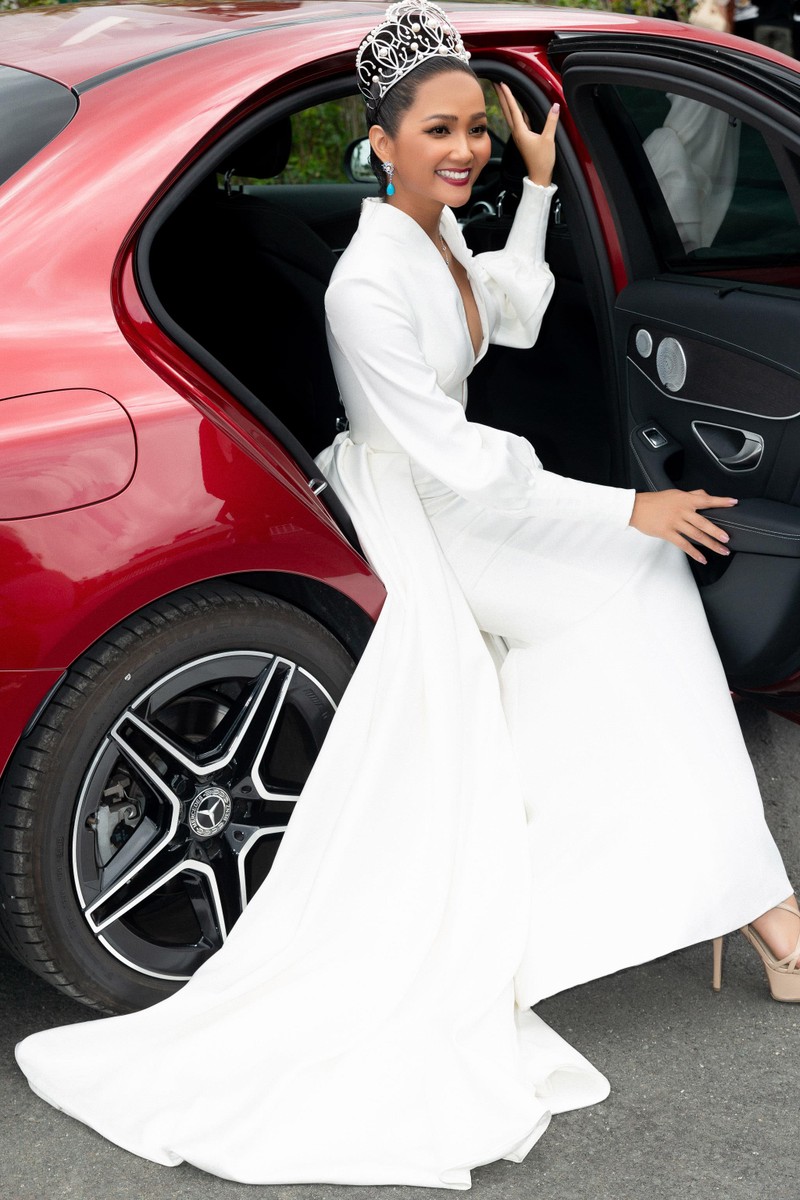 Xuất hiện tại buổi sơ khảo với vai trò Host chương trình “Tôi là Hoa hậu Hoàn vũ Việt Nam 2019”, Hoa hậu H’Hen Niê khoe vẻ đẹp rạng ngời trong trang phục màu trắng