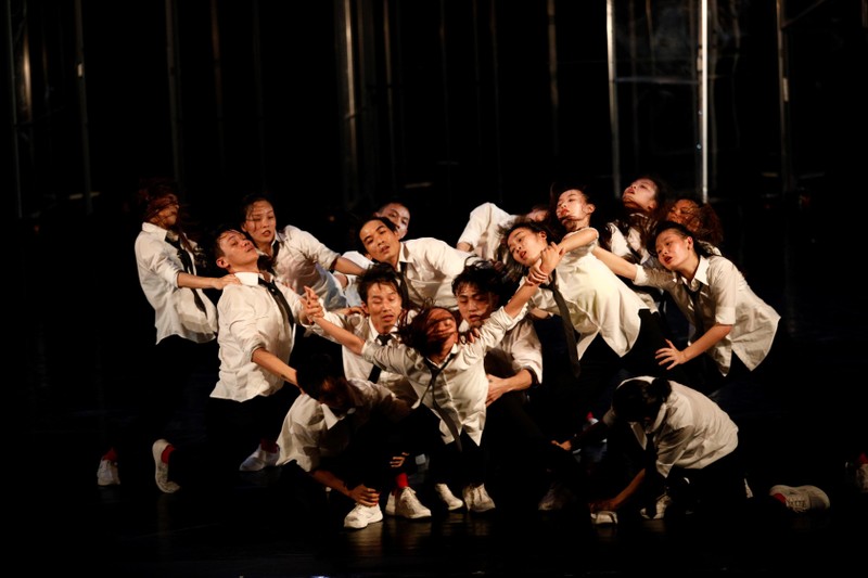 Một cảnh trong vở múa "Mùa xuân thiêng liêng"