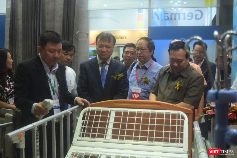 Thứ trưởng Bộ Y tế Trương Quốc Cường nghe giới thiệu về giường bệnh thế hệ mới