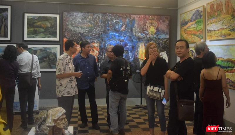 Rất đông người trong giới mỹ thuật đến thưởng thức tác phẩm Rất đông người trong giới mỹ thuật đến thưởng thức tác phẩm