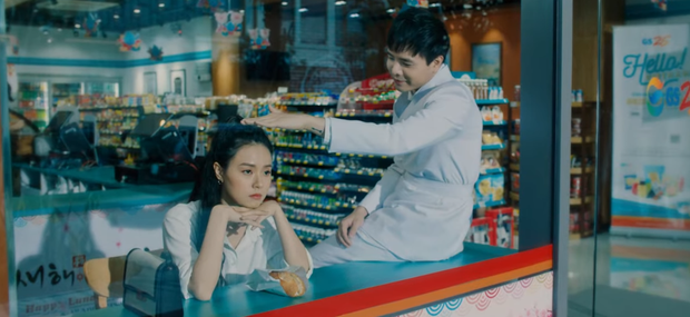 Anh chàng không chịu chuyển kiếp cứ lẽo đẽo đi theo bạn gái Anh chàng không chịu chuyển kiếp cứ lẽo đẽo đi theo bạn gái