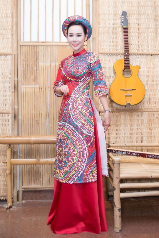 Đại sứ áo dài VN Trương An Xinh đẹp nền nã trong áo dài Việt Hùng