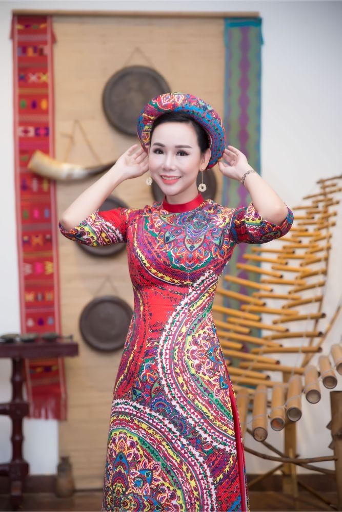 Đại sứ áo dài VN Trương An Xinh đài các trong áo dài Việt Hùng