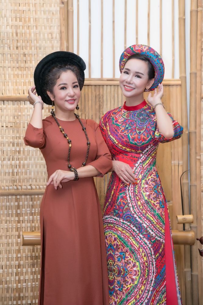 Hai người đẹp cùng khoe sắc với áo dài Việt Hùng