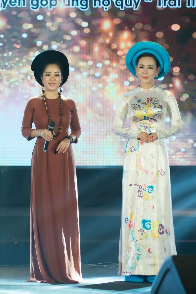 Nghệ sỹ Thúy Nga và Đại sứ áo dài VN Trương An Xinh cùng Thắp sáng ước mơ cho trẻ em khó khăn