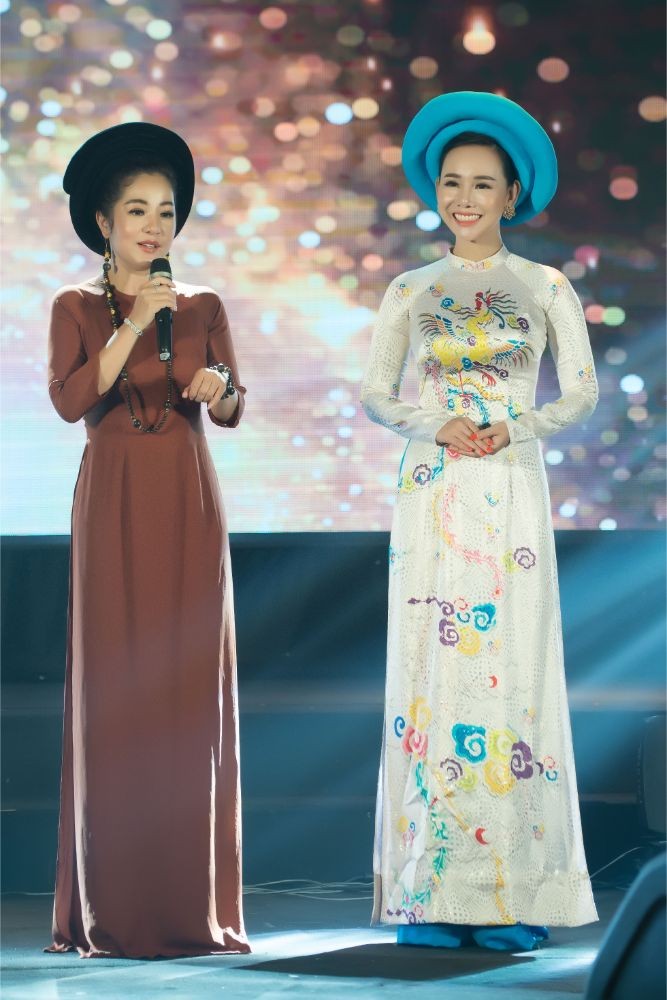 Đại sứ Áo dài VN 2019 Trương An Xinh diện áo dài Việt Hùng đi "Thắp sáng ước mơ"