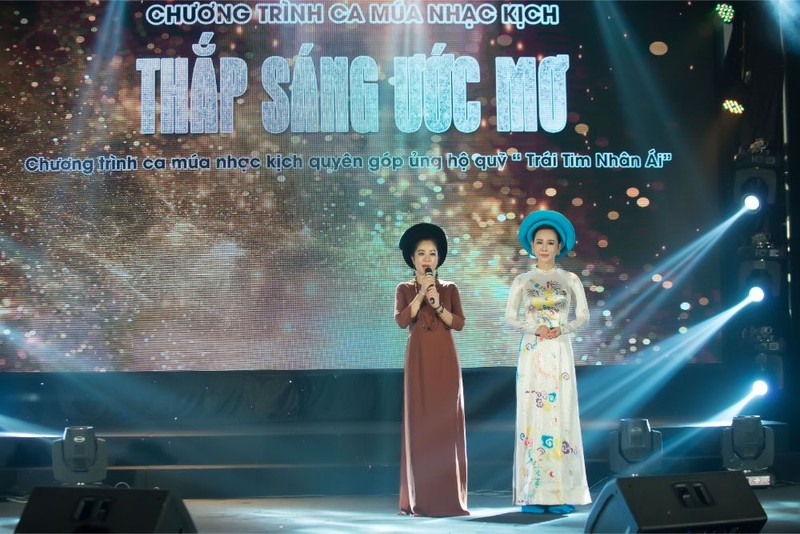 Mặc áo dài của Việt Hùng, Nghệ sỹ Thúy Nga cùng Đại sứ An Xinh đấu giá từ thiện