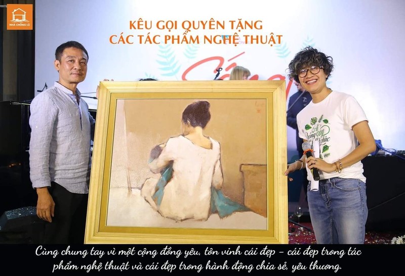 Giám tuyển - họa sỹ Trần Lương và Phạm Thị Hương Giang trong một phiên đấu giá gây quỹ để hỗ trợ xây dựng Nhà chống lũ.