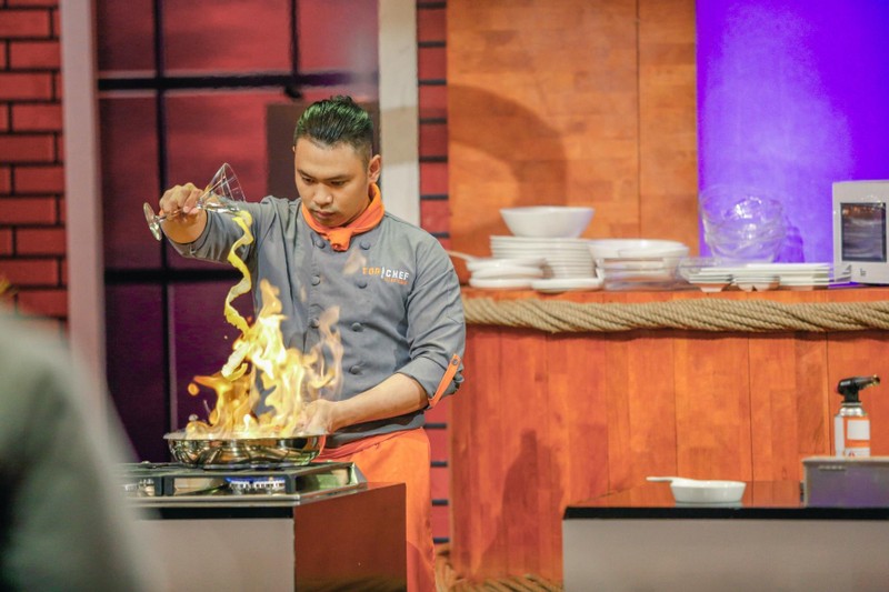 Chef Trọng Quí trong màn "đùa" với lửa Chef Trọng Quí