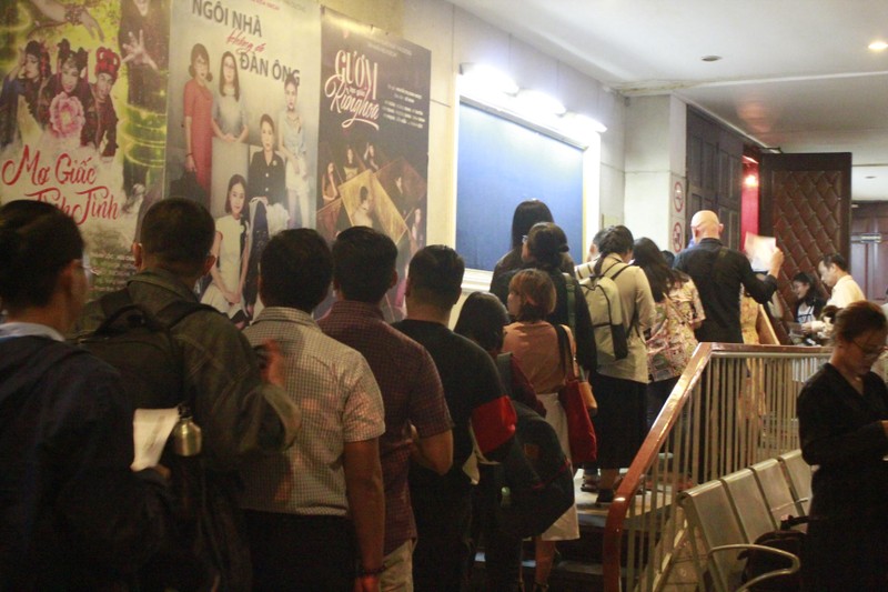 Khán giả xếp hàng dài tại Idecaf (Thành phố Hồ Chí Minh)