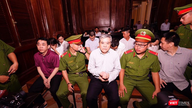 Bị cáo Nguyễn Minh Hùng (áo tím) đối diện HĐXX tại phiên tòa