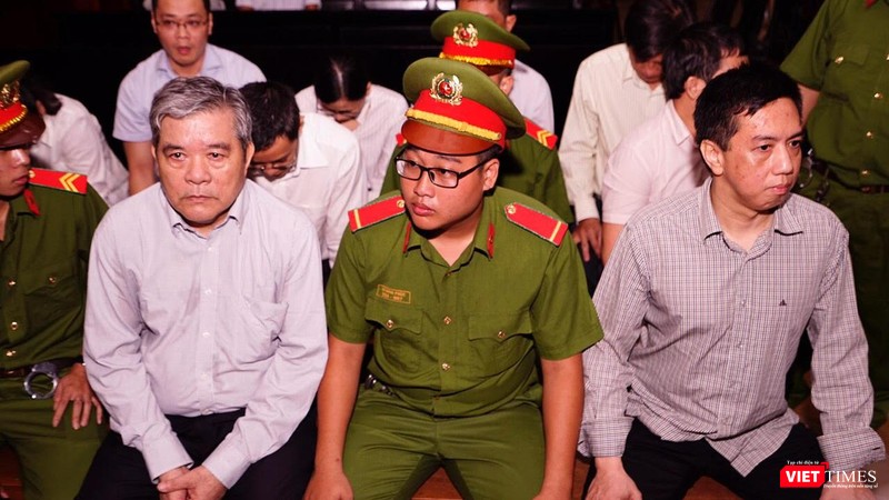 Bị cáo Võ Mạnh Cường (áo kẻ, ngồi bên phải ảnh) trong phiên xử sáng 24/9 