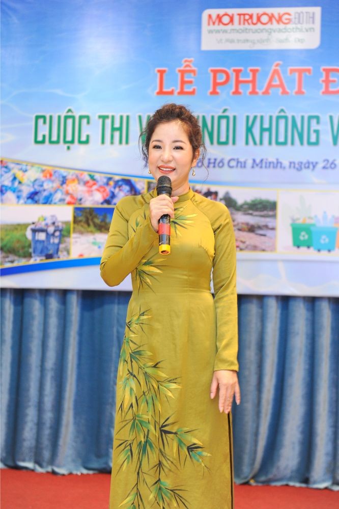 Thúy Nga chăm chỉ hoạt động xã hội Thúy Nga chăm chỉ hoạt động xã hội