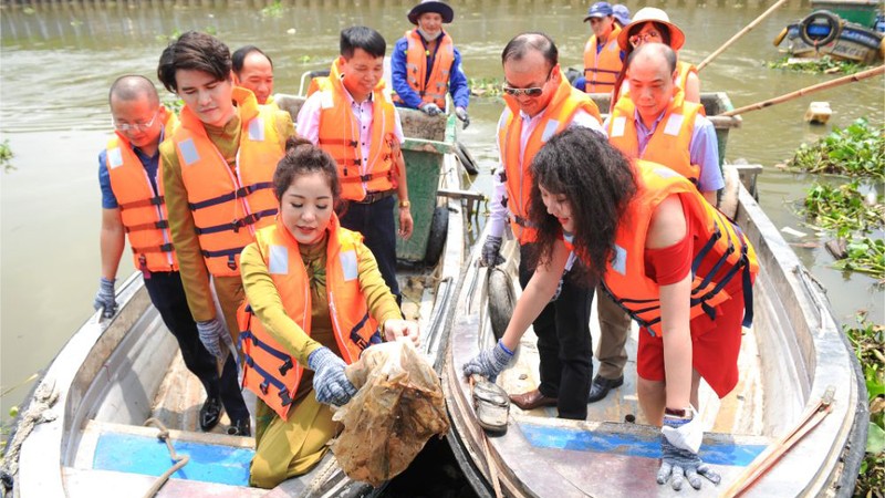 Người đẹp diện chiếc áo dài Việt Hùng được làm bằng chất liệu thân thiện với môi trường