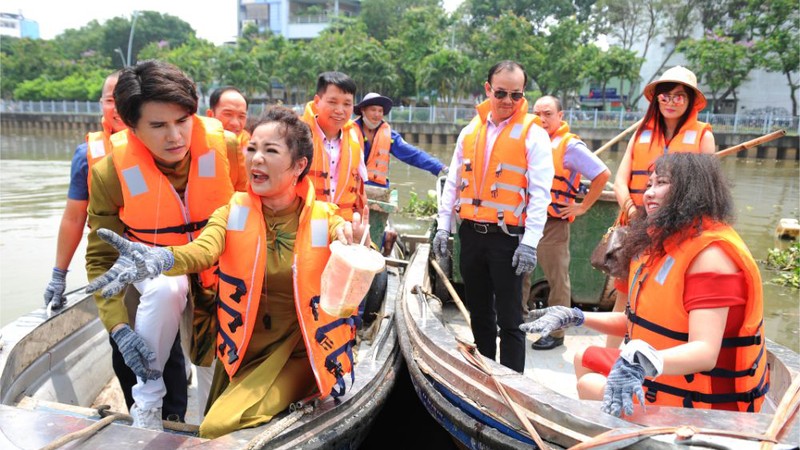 MC Vũ Mạnh Cường cùng nghệ sĩ Thúy Nga tự tay vớt rác trên kênh Thị Nghè Đại sứ Vũ Mạnh Cường cùng Đại sứ Thúy Nga tự tay vớt rác trên kênh Thị Nghè
