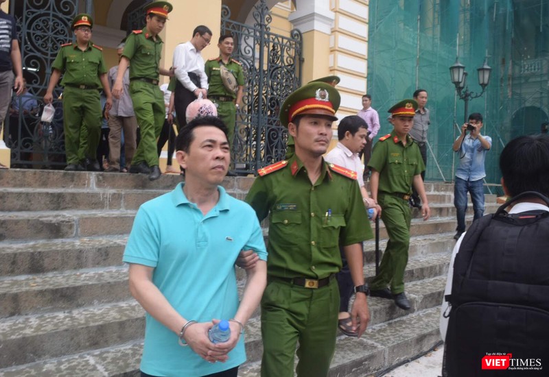 Bị cáo Nguyễn Minh Hùng về trại tạm giam chờ tòa tuyên vào chiều mai 1/10