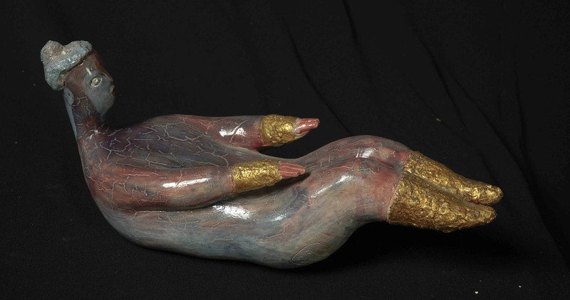 Nhân vật trong tác phẩm gốm của Đinh Văn Sơn thường có các ngón tay ngón chân tối giản Tác phẩm gốm