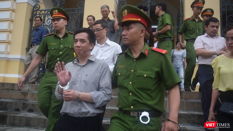 Bị cáo Võ Mạnh Cường vẫy chào người thân để quay về trại giam sau phiên tòa 