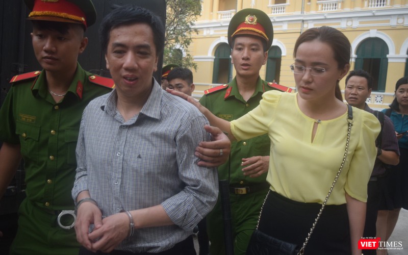 Bị cáo Võ Mạnh Cường chia tay người thân để về trại giam