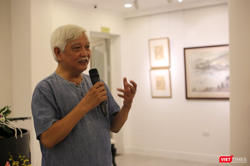 Ông Dương Trung Quốc tới thưởng lãm giai phẩm mùa thu của họa sĩ Lê Văn Xương và Văn Giao Ông Dương Trung Quốc tới thưởng lãm giai phẩm mùa thu của họa sĩ Lê Văn Xương và Văn Giao