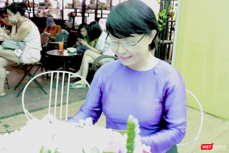 Nhà văn Trần Thùy Mai ký sách tặng bạn đọc Việt