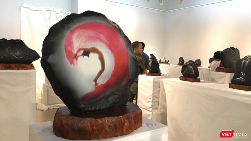 Rất đông người đã tới thưởng thức 102 tác phẩm ảnh khỏa thân của Thái Phiên