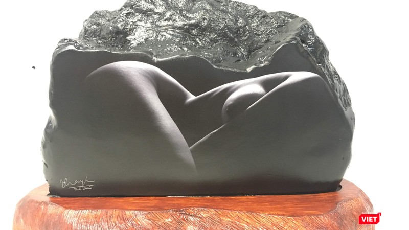 Một tác phẩm ảnh nude của Thái Phiên in lên đá đen 