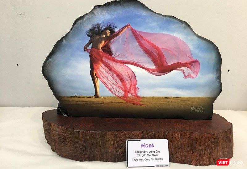 "Lộng gió" in lên đá được đề giá 4,7 triệu đồng