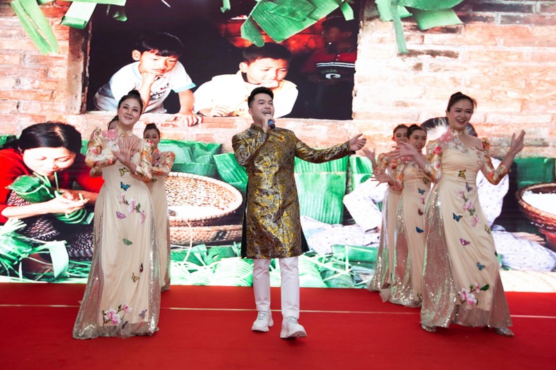 Ca sĩ Nam Cường trình diễn 