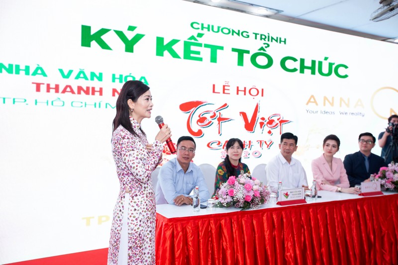 Nghệ sĩ Tuyết Thu - gương mặt quen thuộc của nhiều sân khấu thành phố đến ủng hộ Tết Việt 