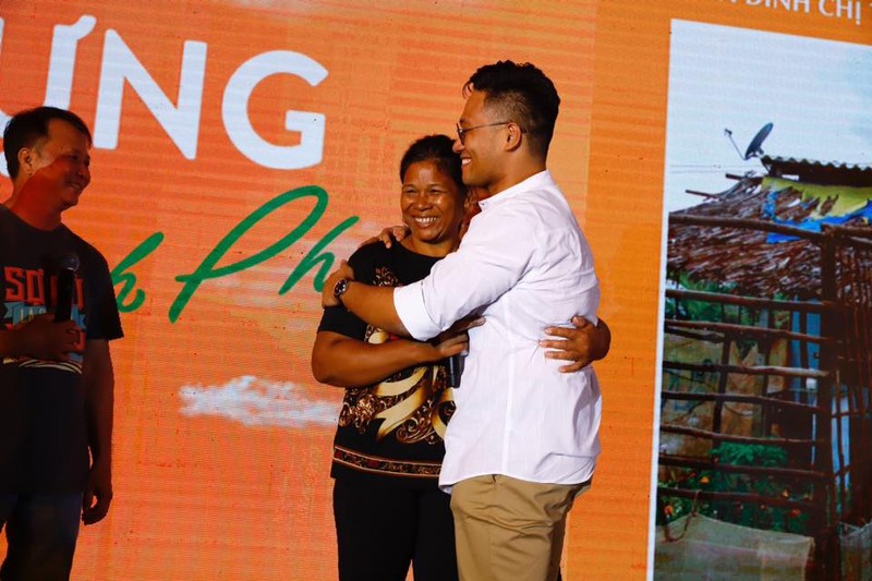 Cái ôm giữa người cho đi và người nhận lại 