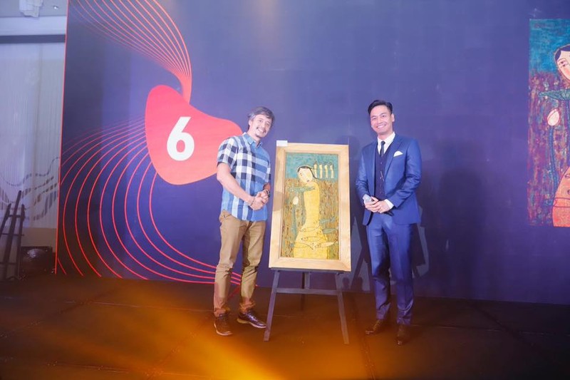 MC Phan Anh và người mua tác phẩm 