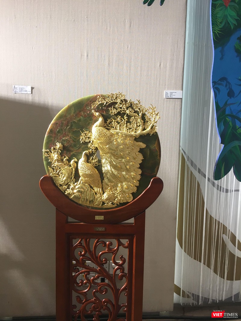 "Uyên ương - Phú quý" (Nguyễn Đình Phúc) được chế tác từ ngọc Onyx với đường kính viên ngọc 68 cm, mạ vàng 24K, bán ra với giá 200 triệu đồng.