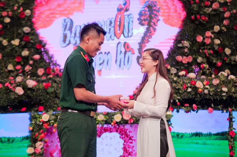 Bất ngờ "trúng sét ái tình" ngay khi chạm mắt, cặp đôi chủ động chinh phục lẫn nhau