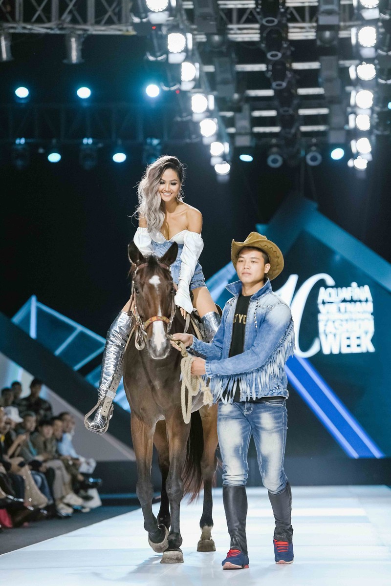 H'Hen Niê bất ngờ xuất hiện cùng chú ngựa H'Hen Niê bất ngờ xuất hiện cùng chú ngựa