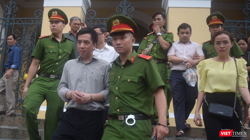 Bị cáo Võ Mạnh Cường trở lại trại giam sau phiên tòa hôm 1/10 Bị cáo Võ Mạnh Cường trở lại trại giam sau phiên tòa hôm 1/10