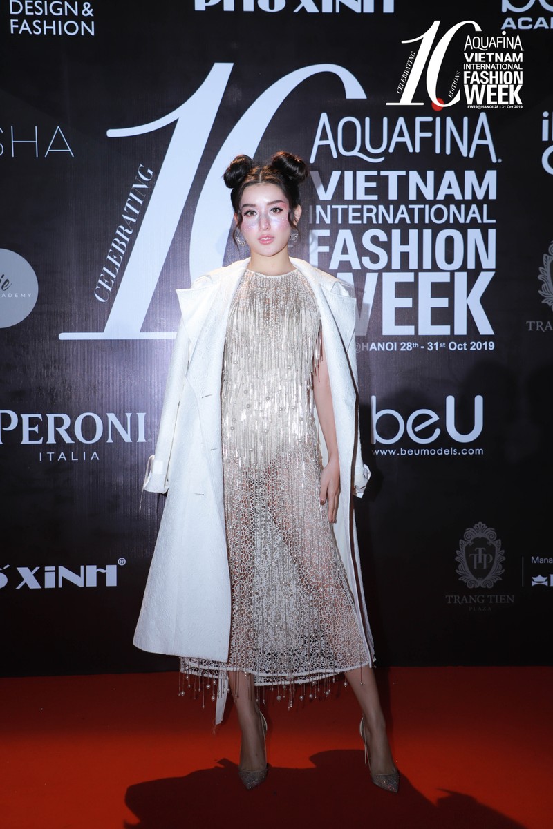 Á hậu Huyền My khác lạ