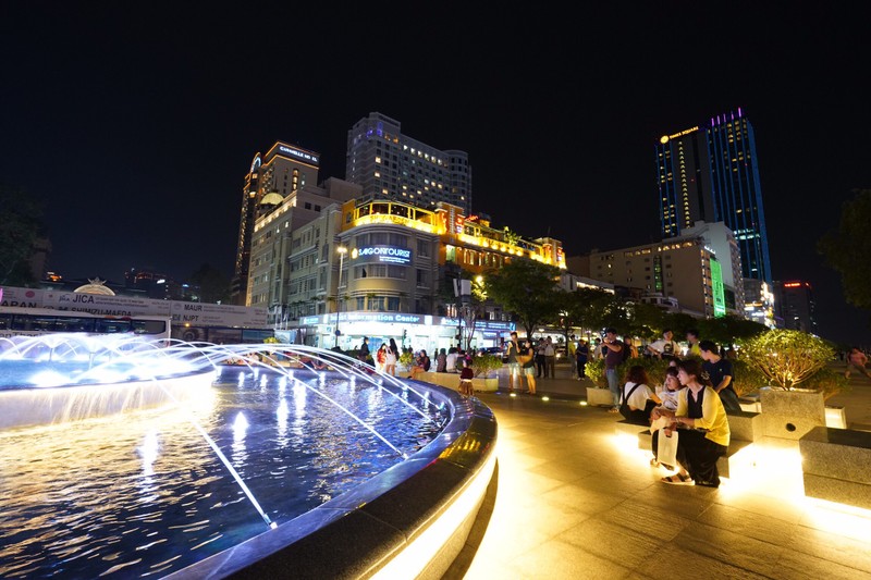 Ngày cuối tuần rất đông người dân tới thưởng thức Đài phun nước nghệ thuật Ngày cuối tuần rất đông người dân tới thưởng thức Đài phun nước nghệ thuật