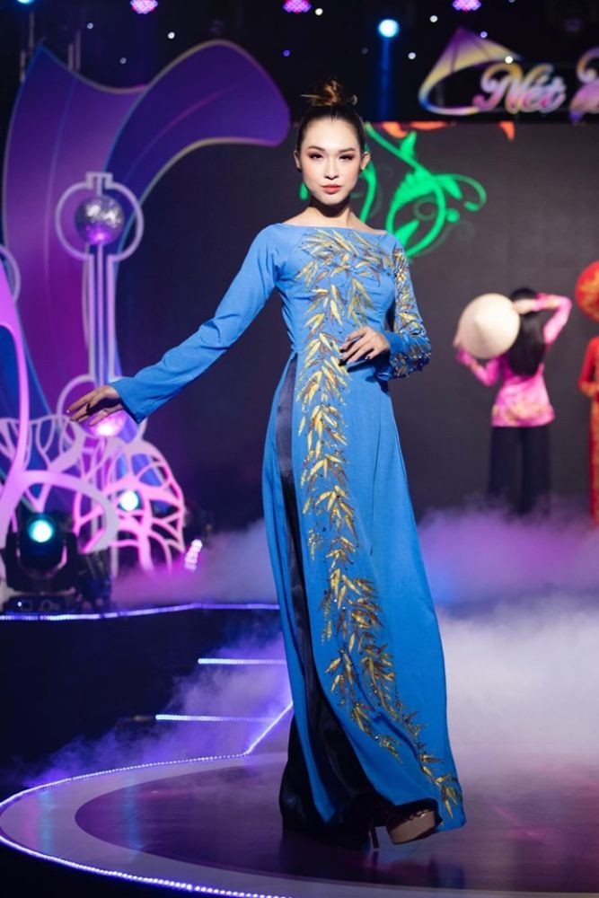 Á khôi Trân Võ đài các trong chiếc áo dài gấm trúc xưa Á khôi Trân Võ đài các trong chiếc áo dài gấm trúc xưa