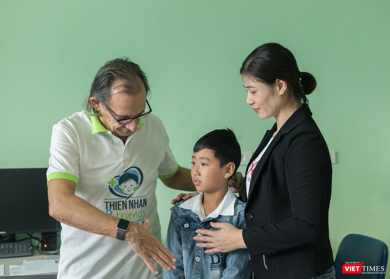 Bác sĩ Roberto De Castro nhớ tên nhiều bệnh nhi 