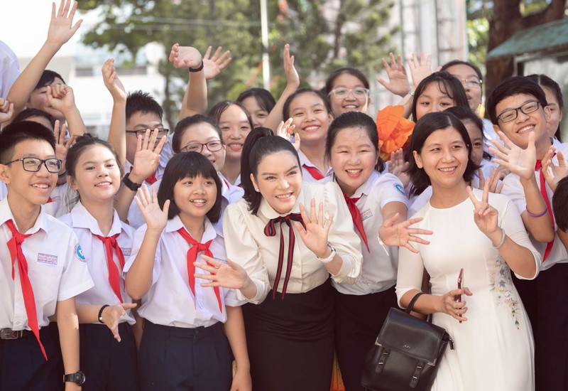 Thầy cô giáo cũ xúc động đón cô học trò xưa Thầy cô giáo cũ xúc động đón cô học trò xưa