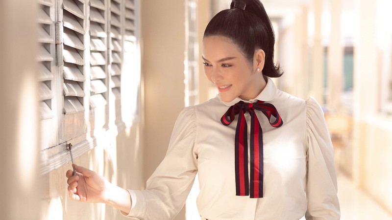 Kiều nữ Lý Nhã Kỳ tài trợ 500 triệu học bổng dịp quay về trường cũ